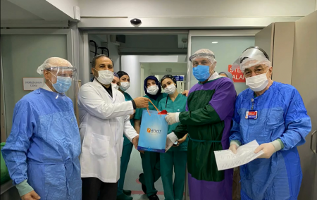 Başhekimimiz Dr. Selahattin Semiz hekimlerimizi ziyaret ederek hediyeleriyle 14 Mart Tıp Bayramını kutladı.